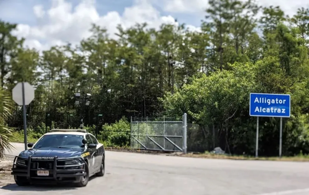 Un coche de policía en la entrada del nuevo centro de migrantes Alligator Alcatraz. Foto: EFE 