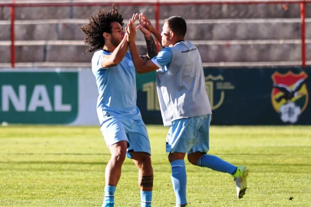 Alfredo Amarilla, a la izquierda, celebra con un compañero el gol del empate. Foto: Agencia Marka Registrada