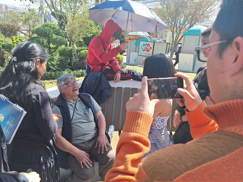 Dante Uzquiano con sus fans. FOTO: Jorge Soruco / Visión 360