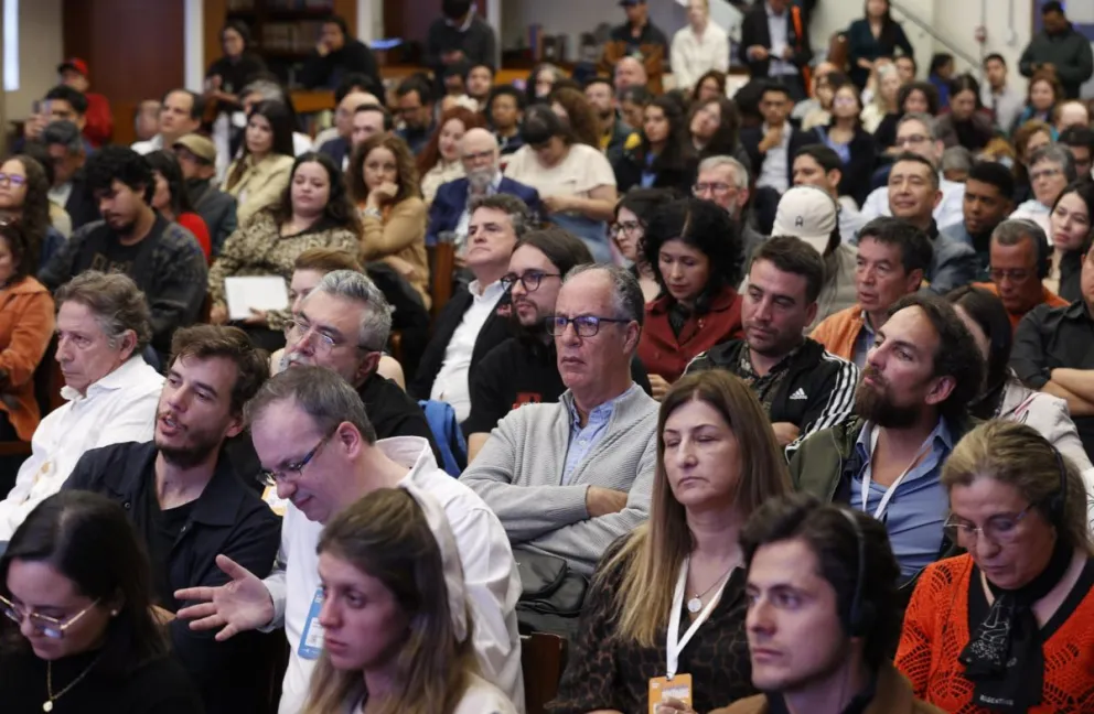 Asistentes al conversatorio '¿Cómo defender el mejor oficio del mundo en 2025?, en Bogotá. Foto: EFE
