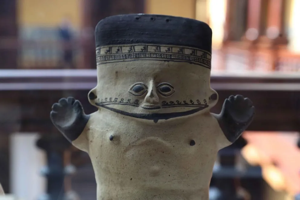 Cerámica estilo Chancay exhibida este viernes en el Ministerio de Relaciones Exteriores de Perú. Foto: EFE