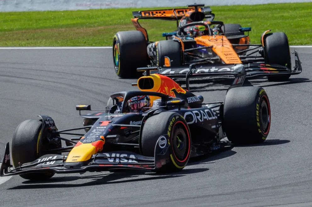 Max Verstappen conduce su Red Bull por delante de Oscar Piastri, piloto australiano de McLaren, durante la prueba sprint del Gran Premio de Bélgica.  Foto: EFE
