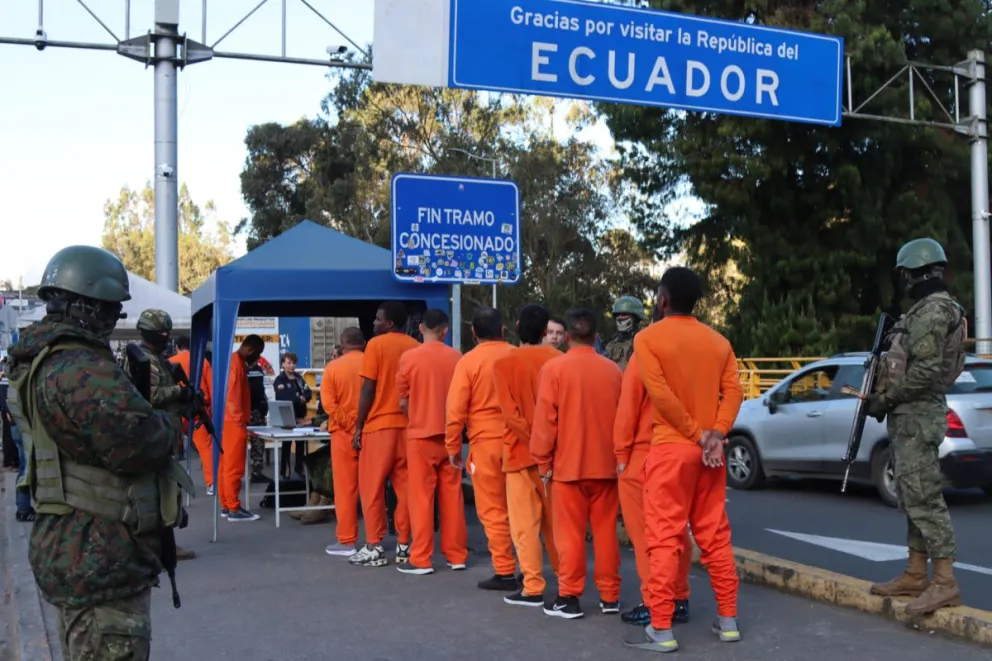 Integrantes de las Fuerzas Armadas de Ecuador custodian a presos colombianos. Foto: EFE