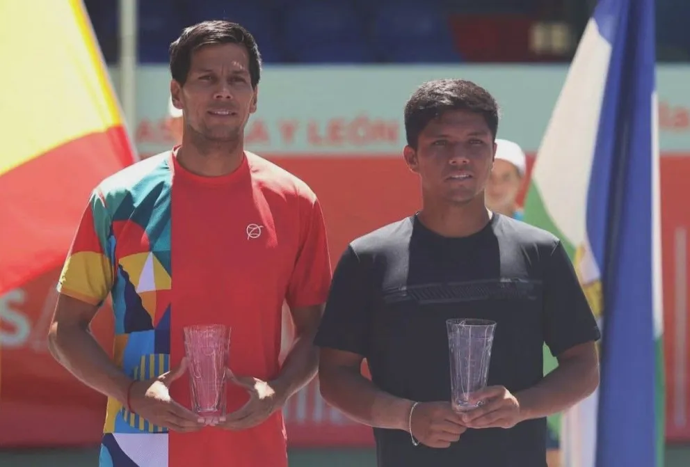 Federico Zeballos (izq.) y el chileno Matías Soto en la ceremonia de premiación. Foto: Challenger de Segovia