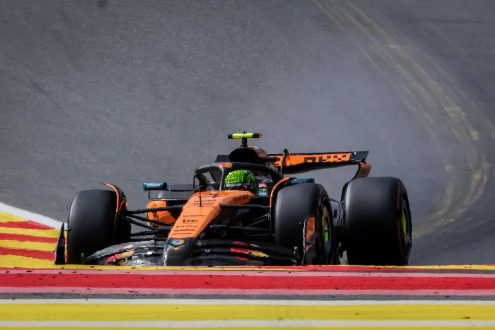 Lando Norris conduce su bólido en el trazado de Francorchamps. Foto: EFE