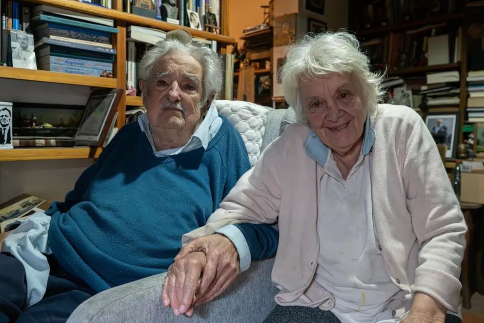Imagen de archivo del 18 de noviembre del 2024 del expresidente de Uruguay, José Mujica, y su esposa Lucía Topolansky. Foto: EFE