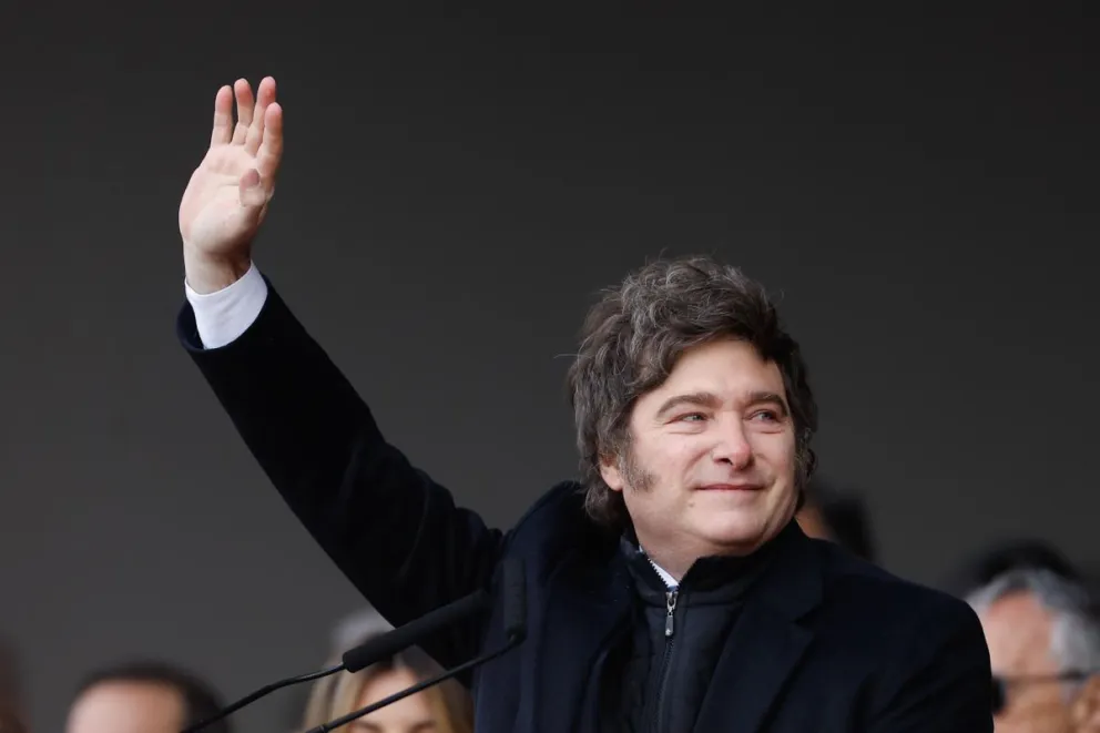 El presidente de Argentina, Javier Milei, saluda durante la 137 Exposición de Ganadería, Agricultura e Industria en Buenos Aires. Foto: EFE