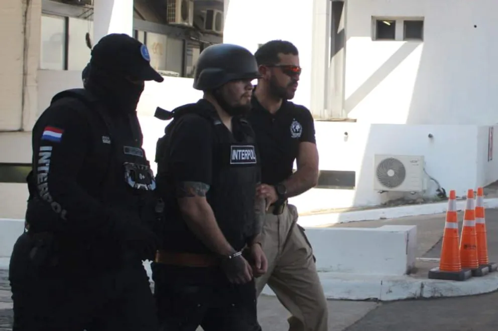 Integrantes de Interpol trasladan al ciudadano paraguayo José Estigarribia Cristaldo, alias La Maldad. Foto: Interpol / EFE 