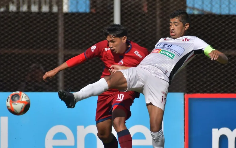 Castro (der.), de Universitario, y Ronaldo Sánchez, de Guabirá, disputan el control del balón. Foto: Agencia Marka Registrada. 