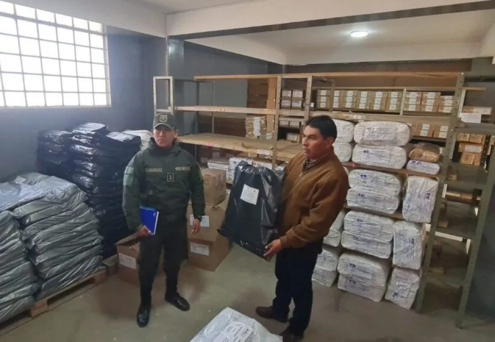 Policías acompañan el proceso de custodia del material electoral en La Paz. Foto: OEP