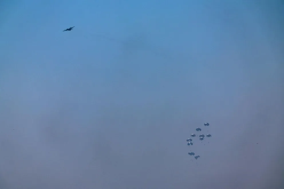El Ejército jordano lanza ayuda humanitaria en paracaídas sobre la parte norte de la Franja de Gaza, este domingo 27 de julio. Foto: EFE