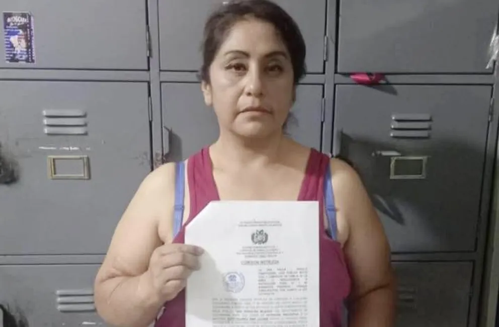 Nina posa con la orden de aprehensión