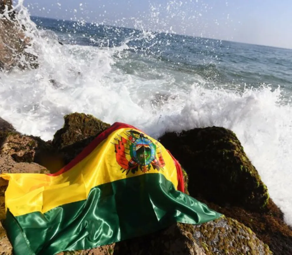 La bandera boliviana a orillas del Pacífico. Foto: Red Patria Nueva
