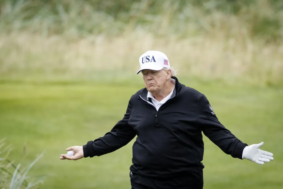 Donald Trump juega en su campo de golf en Turnberry, en Escocia (Reino Unido), este domingo. Foto: EFE