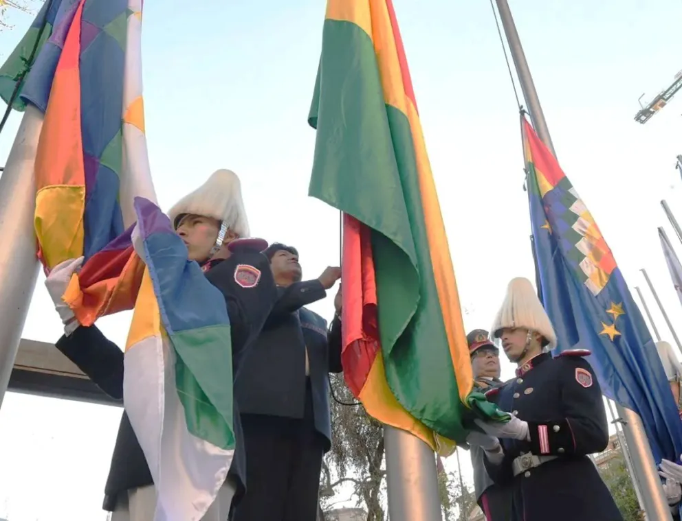 La iza de banderas en la Plaza Murillo. Foto: La Época