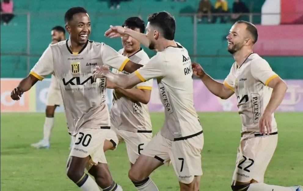 Jaime Arrascaita celebra con sus compañeros el tercer tanto. Foto: TS