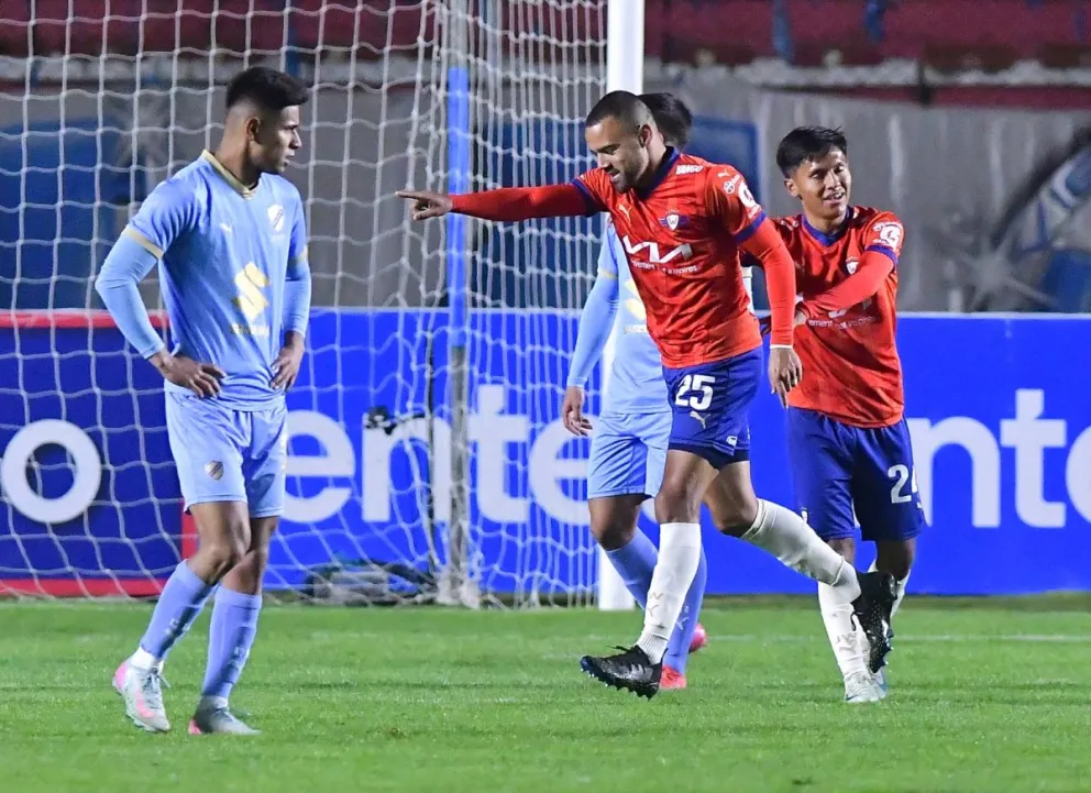 Robson Dos Santos festeja el primer gol de Wilstermann. Lo sufre Yomar Rocha. Foto: APG