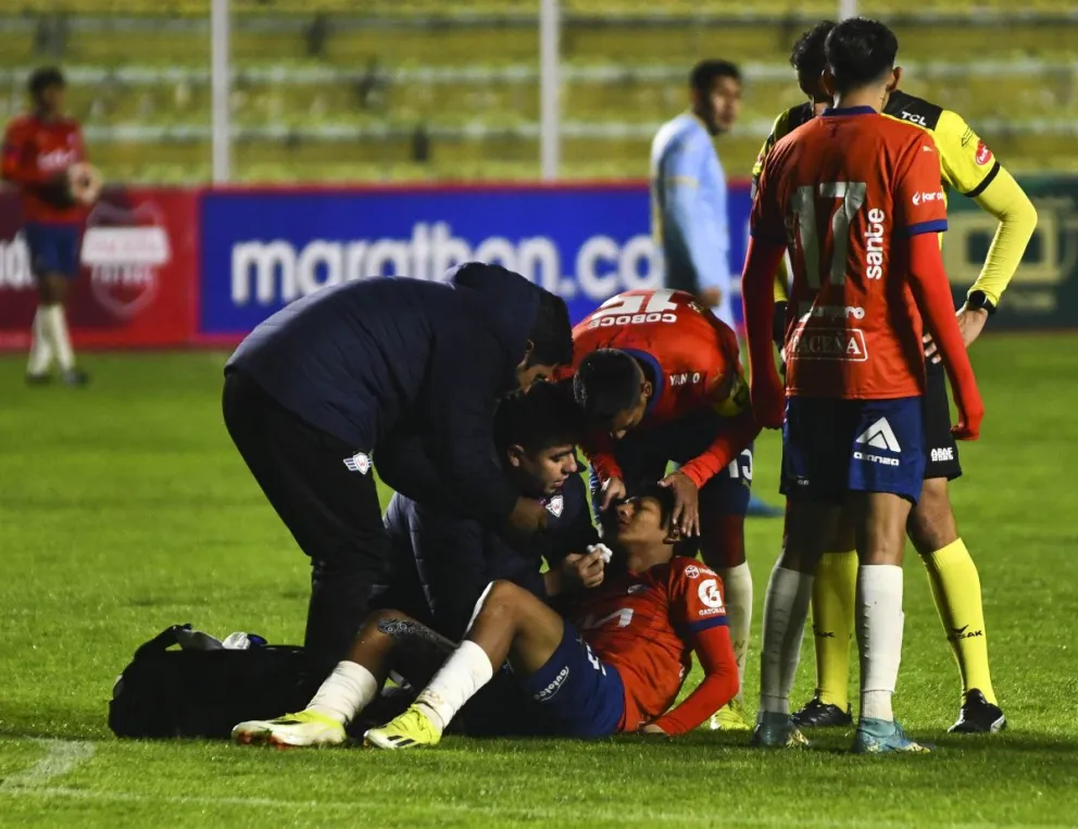 Andrés Guillermo, jugador de Wilstermann, es atendido por los médicos del club. Foto: APG