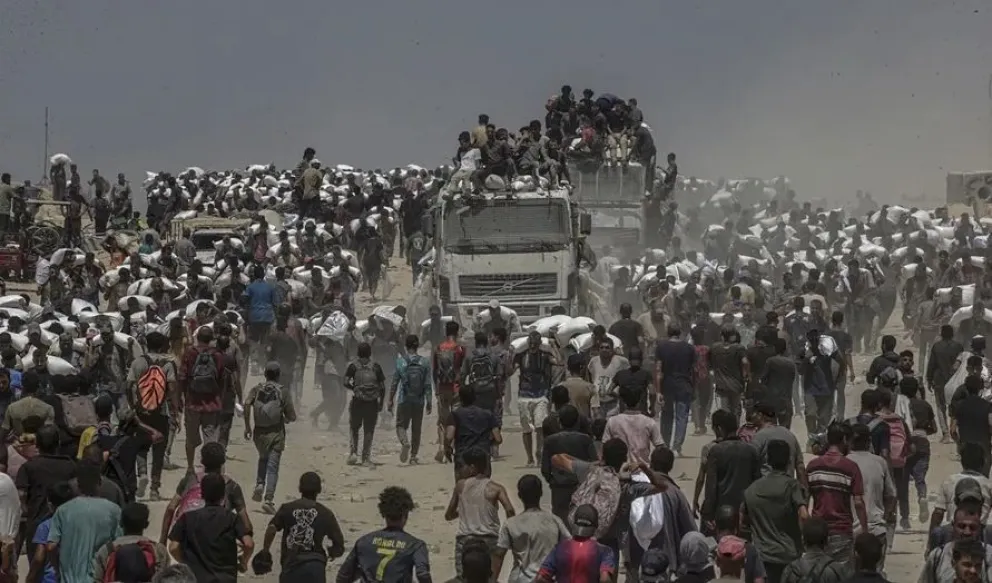 Cientos de palestinos un punto de distribución de alimentos en Zikim, al norte de la Franja de Gaza, este domingo. Foto: EFE