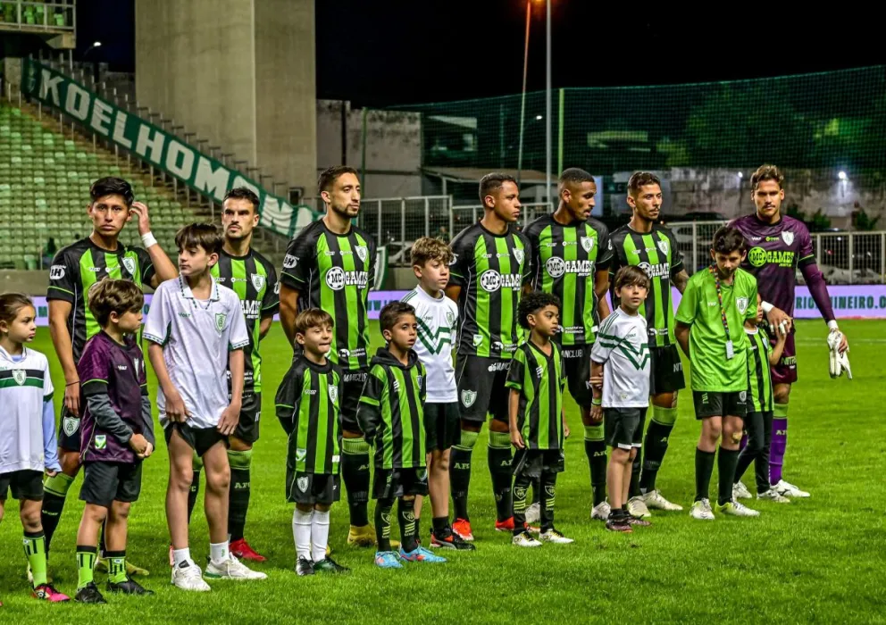 Terceros, primero de la izquierda, junto con sus compañeros del América MG. Foto: AMG
