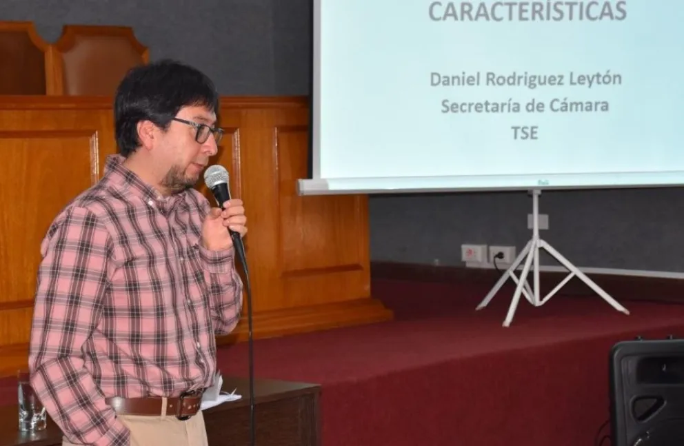 Un funcionarios del Órgano Electoral durante una capacitación de jueces electorales. Foto: OEP