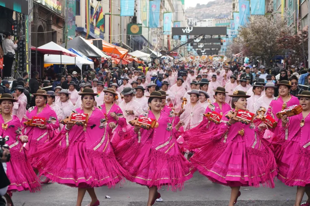 Ingreso de una de las fraternidades de la danza morenada en la entrada del Gran Poder. Foto: ABI