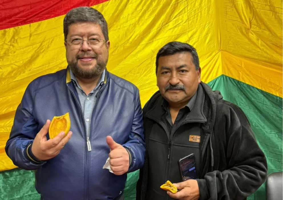 Con un grupo de bolivianos comió salteñas, lo que calificó una experiencia espiritual. 