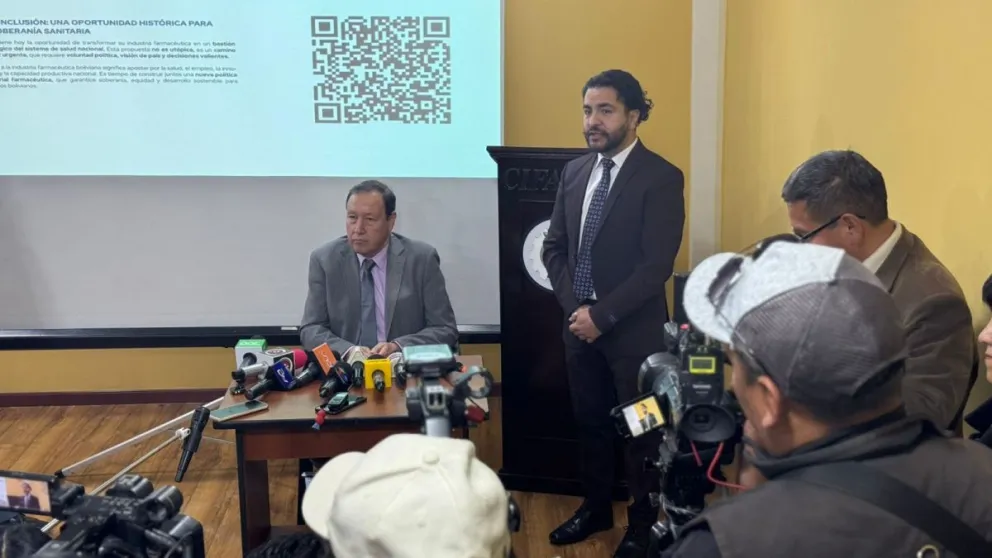 Javier Lupo presidente y Josip Lino, gerente de Cifabol, explican la situación del sector farmacéutico y la propuesta para fortalecer la industria nacional. Foto: Cifabol.