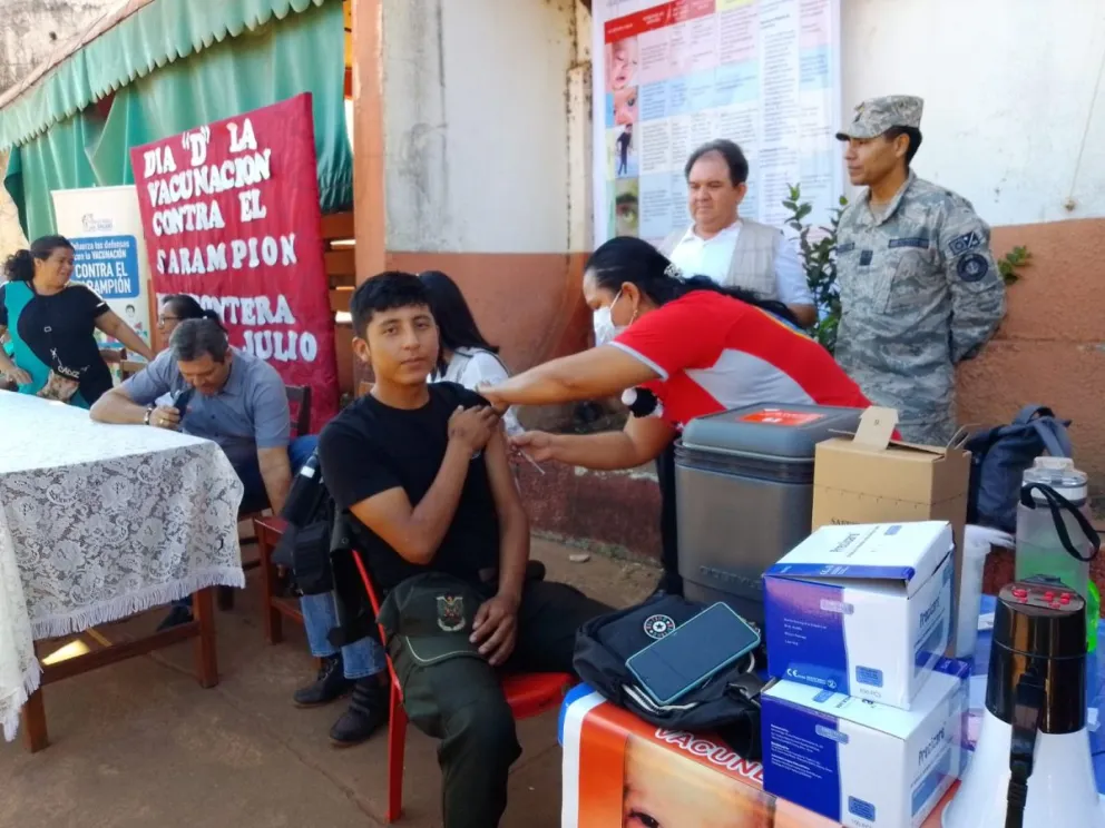 Un joven recibe la vacuna contra el sarampión en la frontera con Brasil: Foto: Min. Salud.