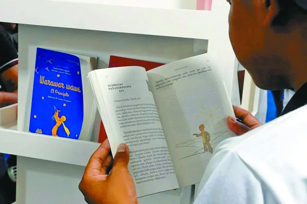 Ejemplares del libro “El Principito”, en versión de idiomas originarios de Bolivia, en la Feria del Libro de Santa Cruz, el 7 de junio de 2024. Foto: EFE