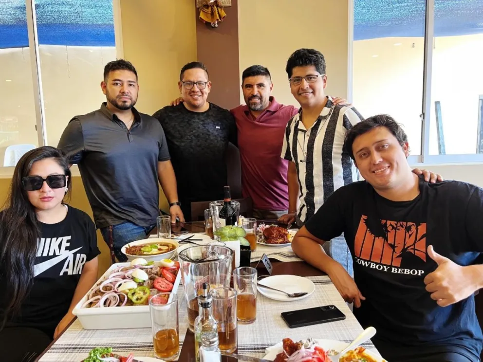 Adrián Arismendi (al centro de negro), el director de Dosis de Fútbol, junto a su equipo de trabajo.