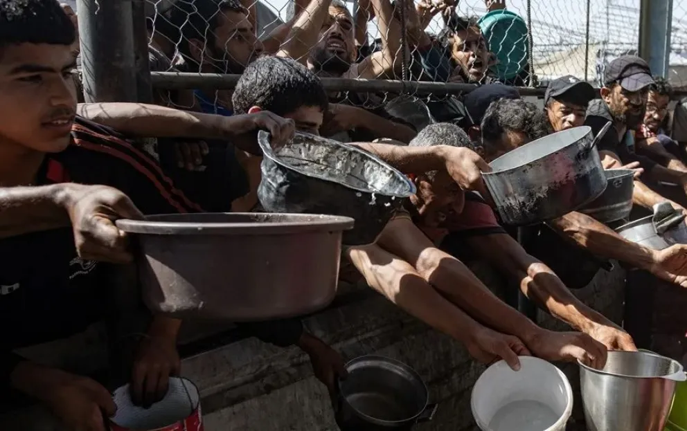 Un reparto de comida en Jan Yunis, en el sur de la Franja de Gaza. Foto: EFE
