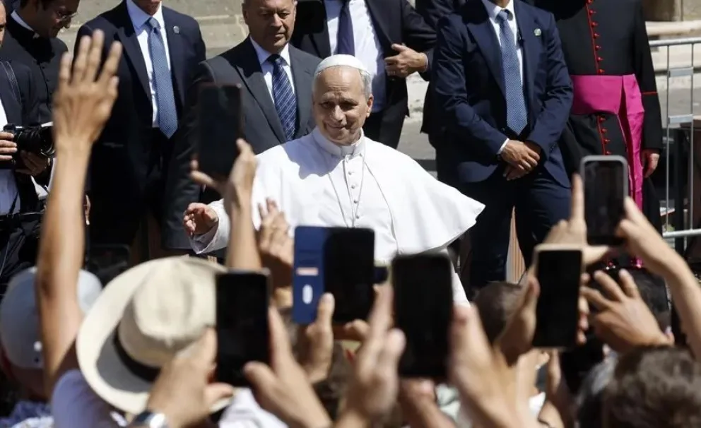 El papa León XIV saluda a los fieles mientras preside una misa en la catedral de San Pancracio en Albano, cerca de Roma. Foto: EFE