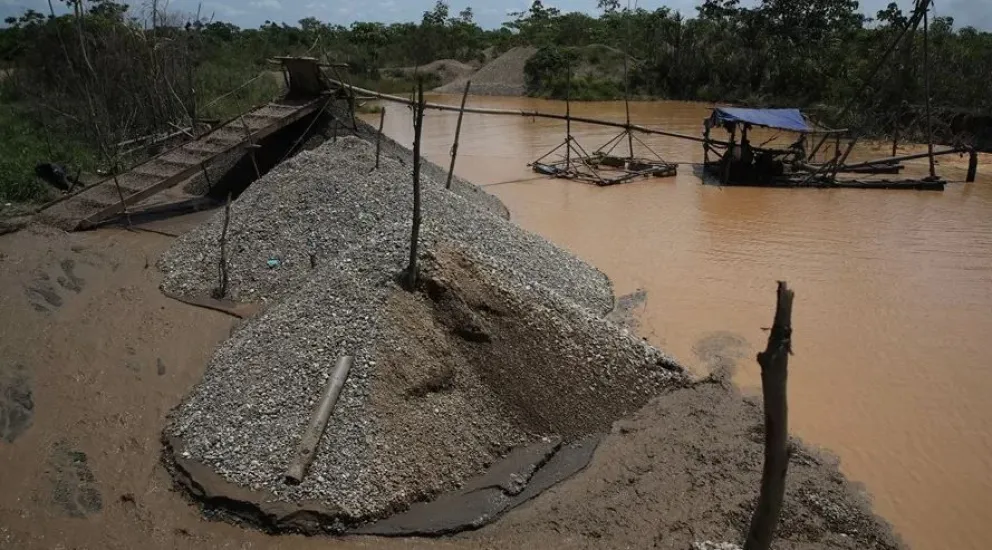 Dragas usadas en la minería ilegal de oro en la región de Madre de Dios (Perú). Foto: EFE