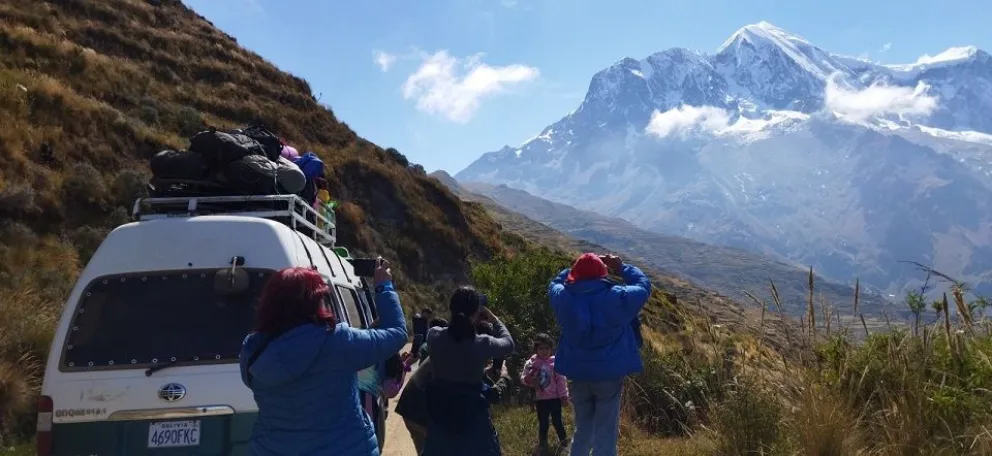 Las paradas en el viaje hacia el Illimani permiten ver al gigante desde diferentes sitios. Foto: Katherine Fernández