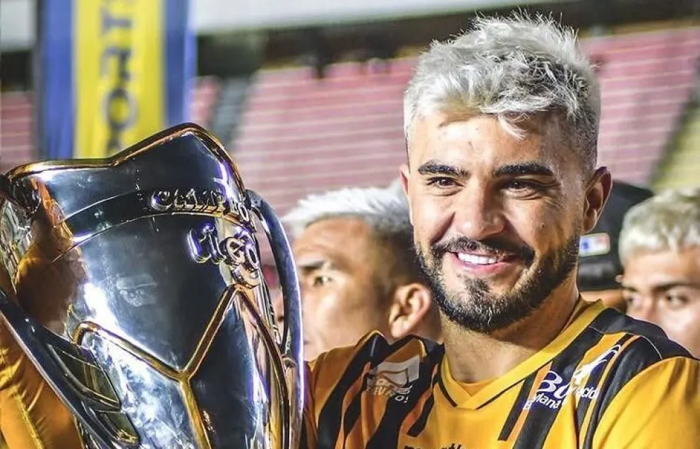 Triverio puso en su despedida una foto con la Copa que el Tigre ganó en 2023. Foto: Enrique Triverio. 