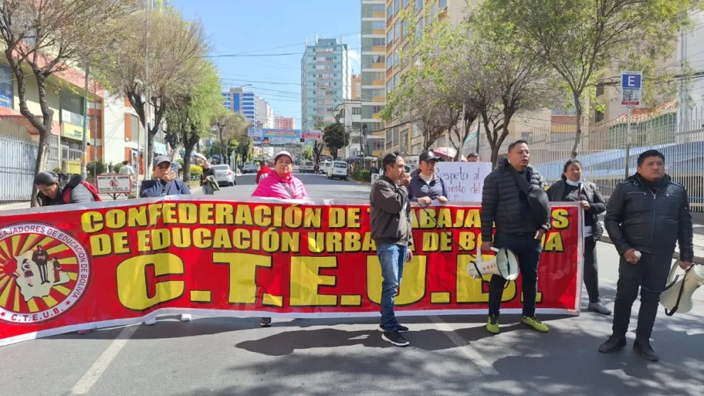 Maestros protestan este martes en puertas del Ministerio de Educación. Foto: Visión 360