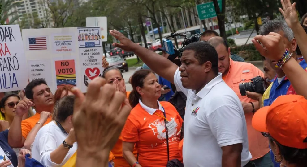 Exiliados de Venezuela durante una protesta en EEUU. Foto: Hola News