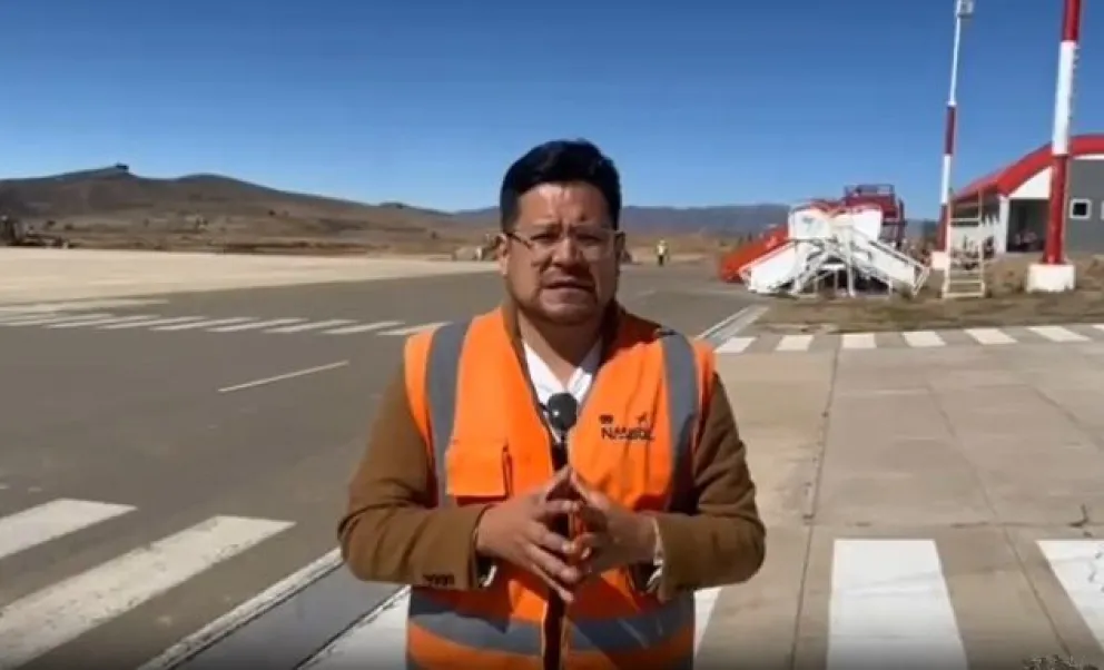 El parlamentario, en su visita al aeropuerto. Foto: Captura La Patria
