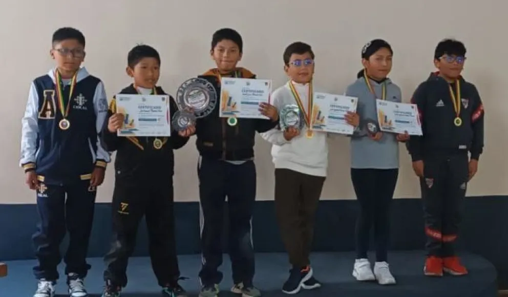 Algunos de los premiados del torneo. Foto: Federación Boliviana de Ajedrez.