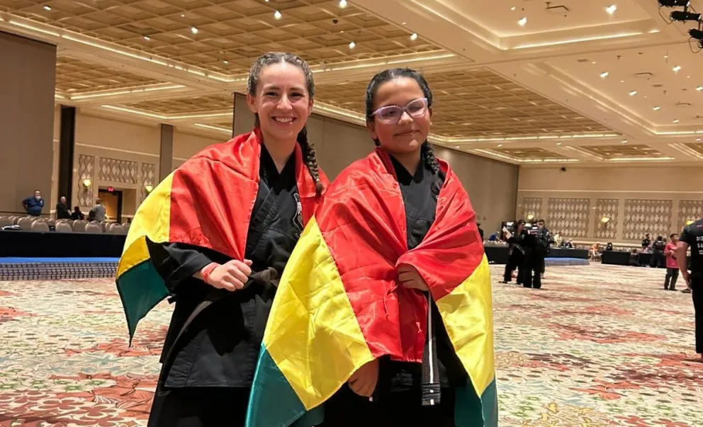 González (izq.) y Vidal, con la bandera boliviana durante el evento en EEUU. Foto: Kenpo 5.0 Bolivia.