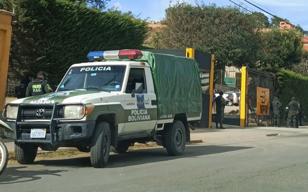 Un vehículo de la policía y varios efectivos en las afueras del Complejo de Achumani. Foto: Daniel Robles