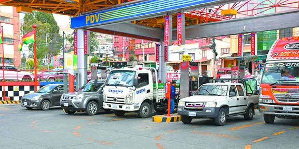 Fila de vehículos en un surtidor en la ciudad de La Paz. FOTO: ABI