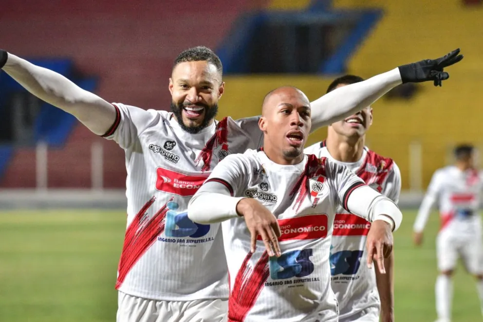 Restrepo (der.) celebra su gol junto a Tobar. Foto: Agencia Marka Registrada.