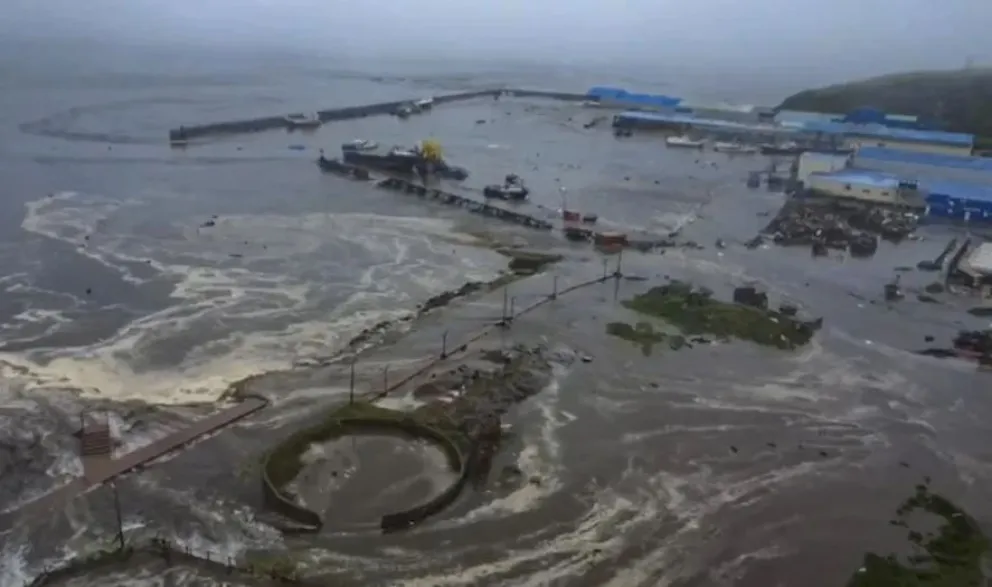 Captura de un video muestra un área inundada en Severo-Kurilsk, Región de Sakhalin, Rusia. Foto: EFE