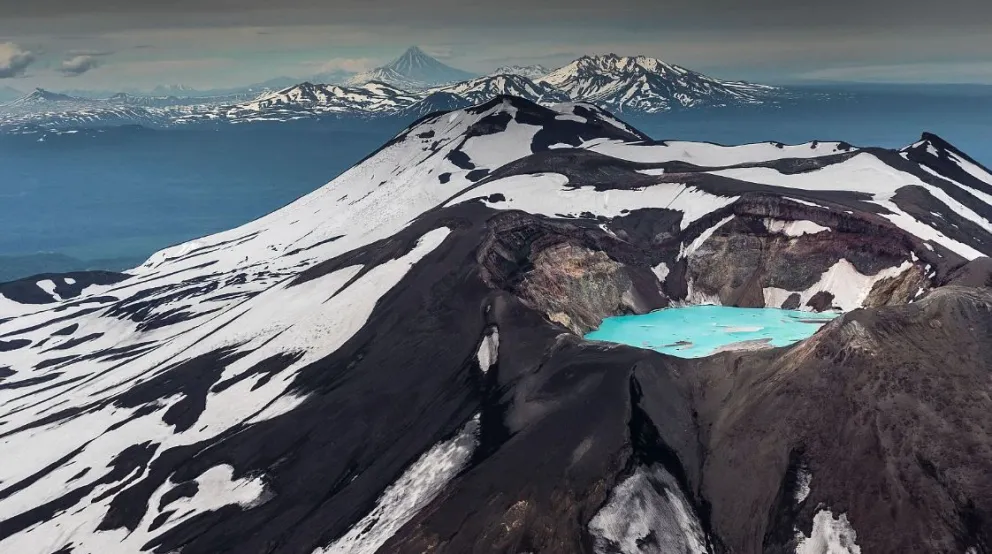 Kamchatka está dominada por volcanes activos, movimientos tectónicos frecuentes y temperaturas bajo cero. Foto: rtve.es