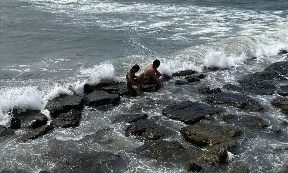 Bañistas hoy en la costa en Cavite, Filipinas. Foto: EFE