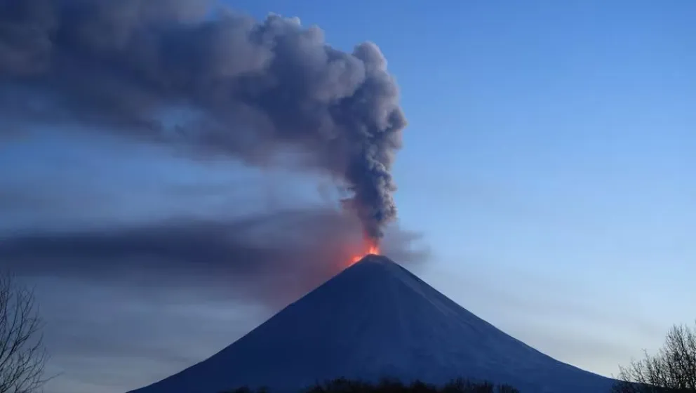 El volcán Kliuchevskói, activo este miércoles tras el terremoto. Foto: milenio.com