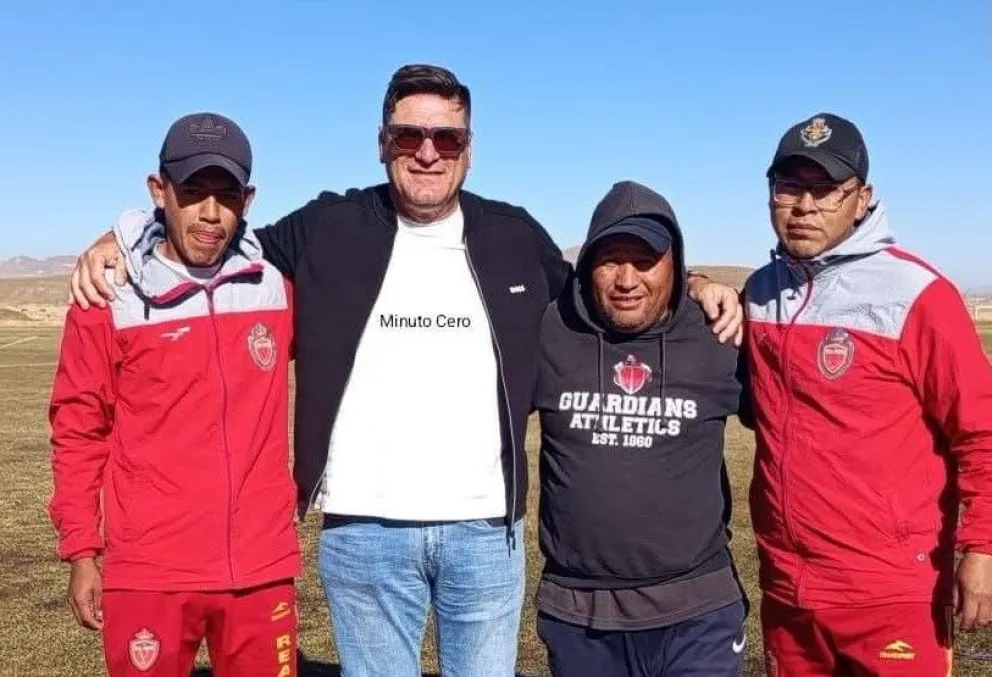 Straccia, con lentes, se despidió esta mañana de sus colaboradores en Real Oruro. Foto: Minuto Cero