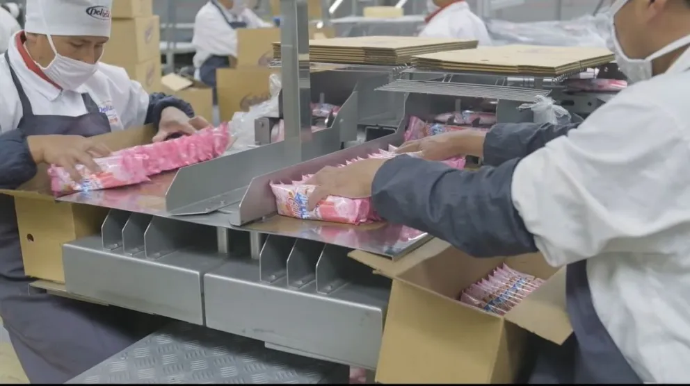 Operarios en una fábrica del país. Foto: Captura de video